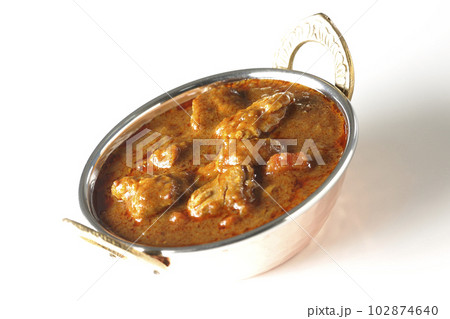 鶏肉入りスパイシーインドカレーを白背景で撮影 鶏肉入りスパイシーインドカレーを白背景で撮影 102874640