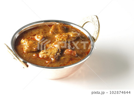 鶏肉入りスパイシーインドカレーを白背景で撮影 102874644