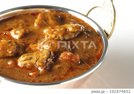 鶏肉入りスパイシーインドカレーを白背景で撮影 102874652