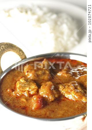 鶏肉入りスパイシーインドカレーとライス 鶏肉入りスパイシーインドカレーとライス 102874721