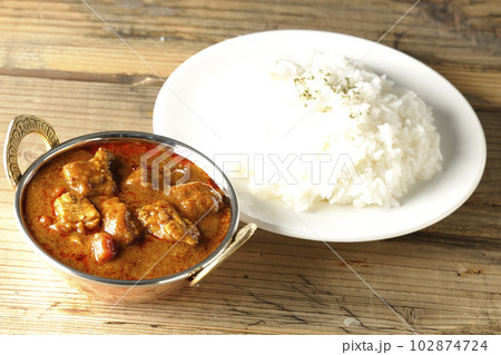 鶏肉入りスパイシーインドカレーとライス 鶏肉入りスパイシーインドカレーとライス 102874724