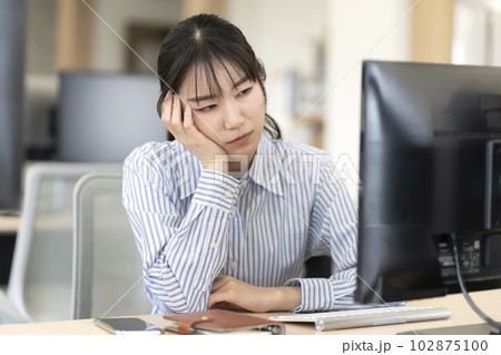 仕事中に頭痛が辛い女性 仕事中に頭痛が辛い女性 102875100
