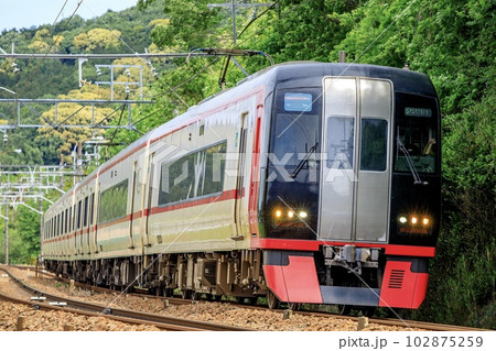 本宿カーブを走る名鉄特急 102875259