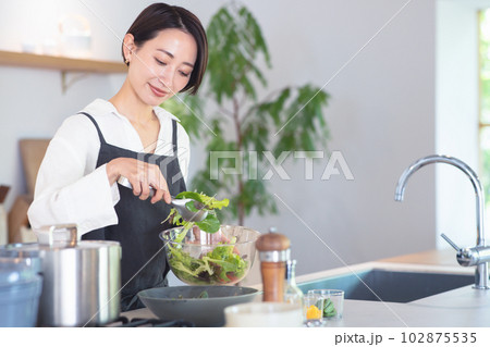 キッチンで料理をする女性 キッチンで料理をする女性 102875535