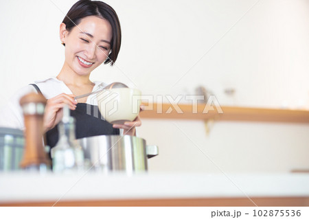 キッチンで料理をする女性 102875536