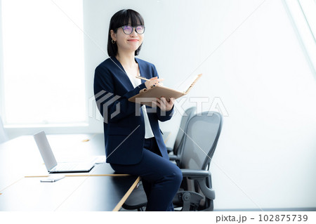 ビジネスシーン 手帳を見る女性 ビジネスシーン 手帳を見る女性 102875739