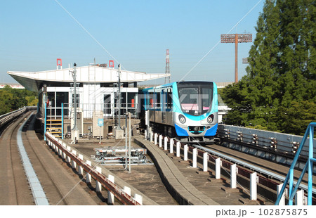 大阪メトロ南港ポートタウン線南港口駅を出発するニュートラム 102875875