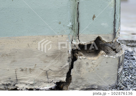 Close up Cracked concrete building or pillar cement wall broken at outside effect with earthquake 102876136
