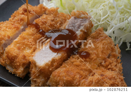 とんかつにソースをかける 102876251