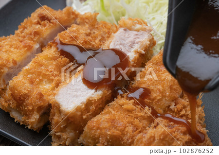 とんかつにソースをかける 102876252