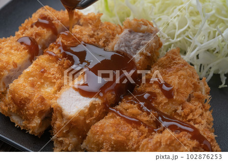 とんかつにソースをかける 102876253