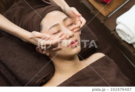 フェイシャルマッサージを受ける女性 102876487
