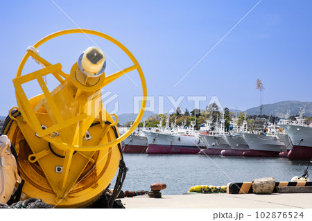 宮城気仙沼大型漁船係留風景と浮標 102876524