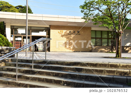 島田市 東海道本線金谷駅と新緑 島田市 東海道本線金谷駅と新緑 102876532