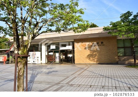 島田市 東海道本線金谷駅と新緑 島田市 東海道本線金谷駅と新緑 102876533