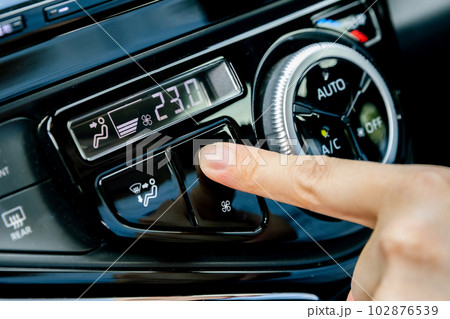 車の空調を調整する手元 102876539
