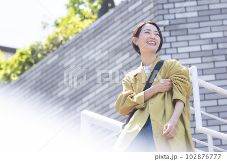 笑顔の女性 102876777