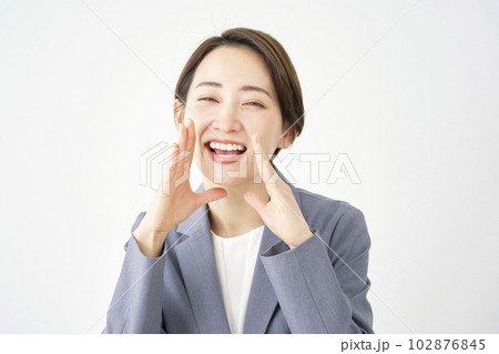 話しかけるビジネスウーマン　白背景 102876845