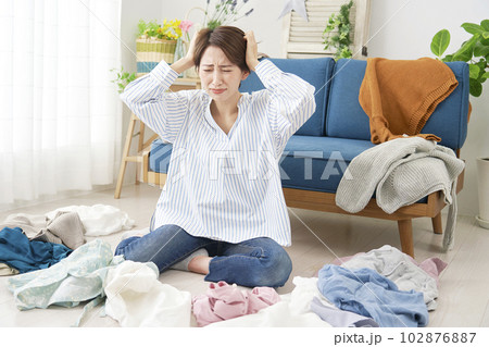 家事にストレスを感じる主婦 家事にストレスを感じる主婦 102876887