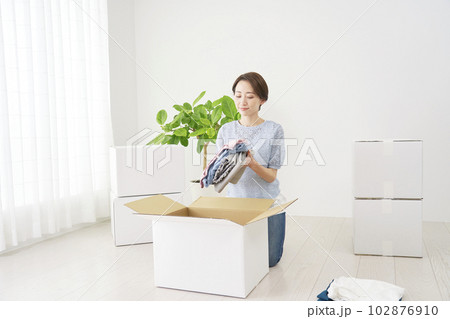 引っ越しの荷造りをする女性 引っ越しの荷造りをする女性 102876910