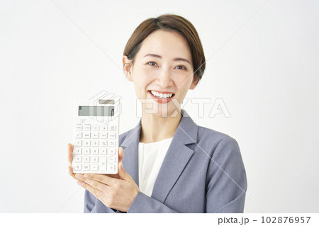 電卓を持つビジネスウーマン　白背景 102876957