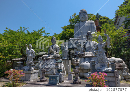 新緑の壷阪寺　壺阪大仏(斜めから　ワイド) 102877077