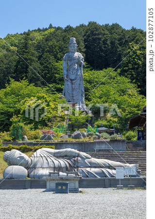新緑の壷阪寺　大涅槃石像と大観音石像(縦構図)② 102877105