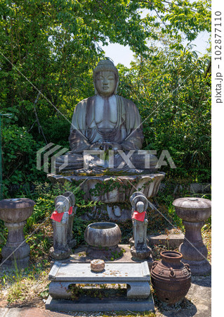 新緑の壷阪寺 大観音石像近くにある仏様 新緑の壷阪寺 大観音石像近くにある仏様 102877110