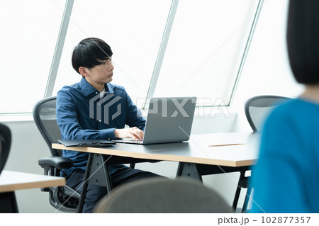 オフィスで働くITエンジニア オフィスで働くITエンジニア 102877357