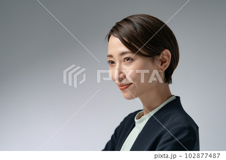 ビジネス　女性　クール 102877487