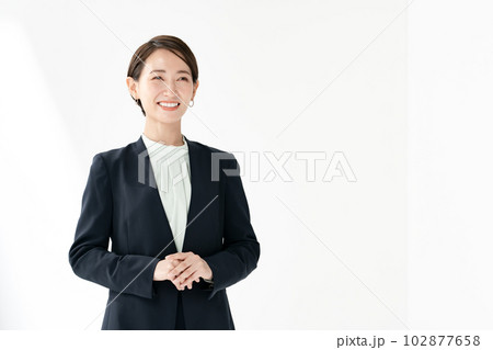 ビジネス　女性　笑顔 102877658