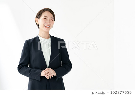 ビジネス 女性 笑顔 ビジネス 女性 笑顔 102877659
