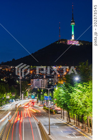 ソウル　ライトアップされた南山タワーと緑莎坪大路 102878545
