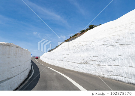 蔵王エコーライン 雪の回廊　雪の壁 102878570