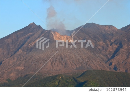 【鹿児島県】道の駅たるみずから見た朝日を浴びる「桜島」の噴火口 102878945