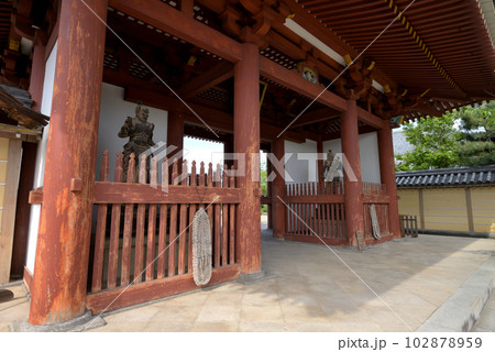 聖徳太子御廟所 叡福寺の山門（大阪府南河内郡太子町） 102878959