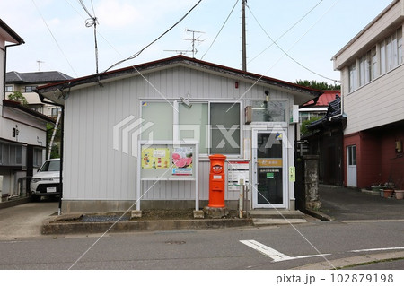 宮城　松島町　丸ポストのある風景（品井沼駅前郵便局） 102879198