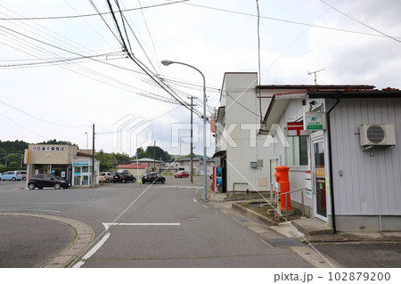 宮城　松島町　丸ポストのある風景（品井沼駅前郵便局） 102879200