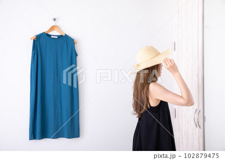 麦わら帽子をかぶる女性 麦わら帽子をかぶる女性 102879475