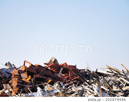 リサイクル用の鉄くずを積み上げたスクラップヤード 102879486