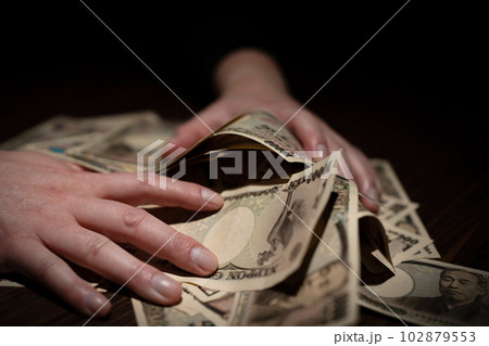 お金　儲け　手元 102879553