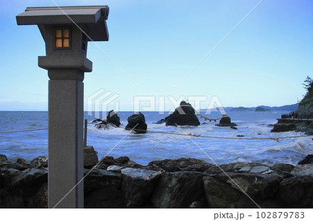 晴天の伊勢志摩夫婦岩 晴天の伊勢志摩夫婦岩 102879783