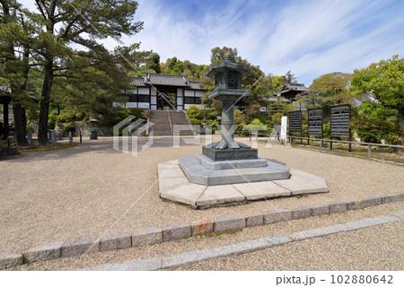聖徳太子御廟所 叡福寺　境内中央にある灯籠（大阪府南河内郡太子町） 102880642