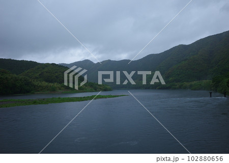 雨の四万十川 雨の四万十川 102880656