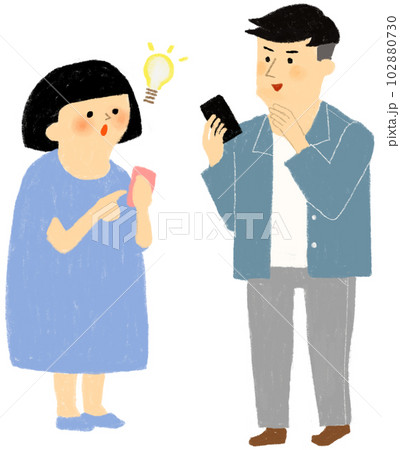 スマホを手にして納得する夫婦 102880730