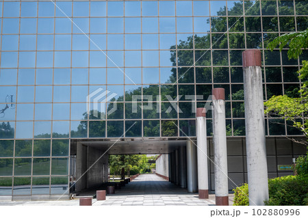 兵庫県立人と自然の博物館ホロンピアホールの壁面に写った三田市公園の景色 兵庫県立人と自然の博物館ホロンピアホールの壁面に写った三田市公園の景色 102880996