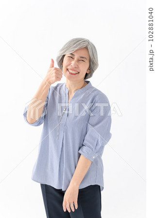 シニア 女性 サムズアップ シニア 女性 サムズアップ 102881040