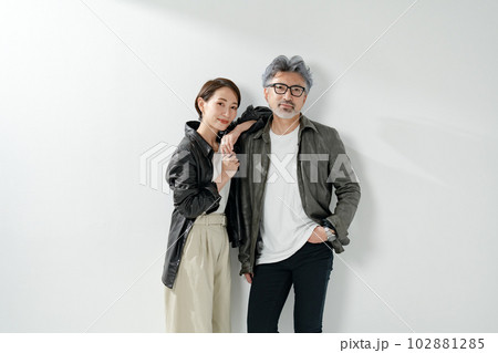 カジュアル　ファッション　男女 102881285
