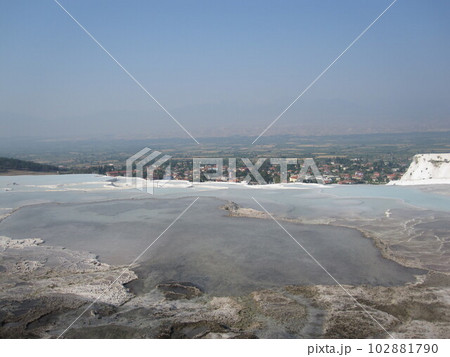 トルコ、パレッカムと町の風景 102881790