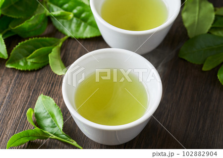 緑茶と生の茶葉 102882904